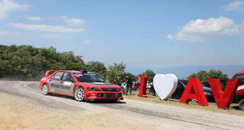 Bursa'da otomobillerin tırmanış yarışı nefes kesti