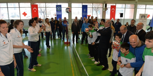 Okul sporları şenliği renkli görüntülere sahne oldu