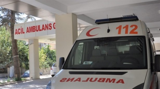 Otomobil otobüs durağına girdi!