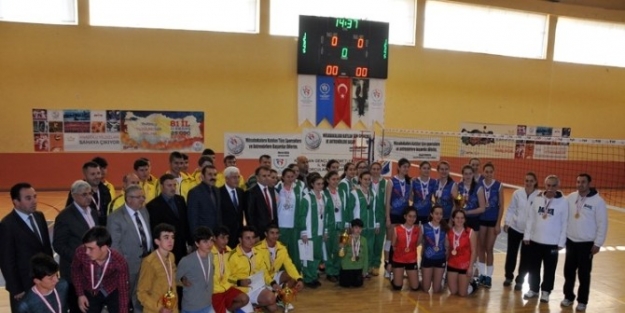 Karaman’da Düzenlenen Okullararası Voleybol Turnuvası Sona Erdi