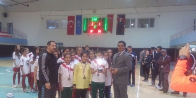 Adana’da Okullarası Yıldız Kızlar Futsal Müsabakaları