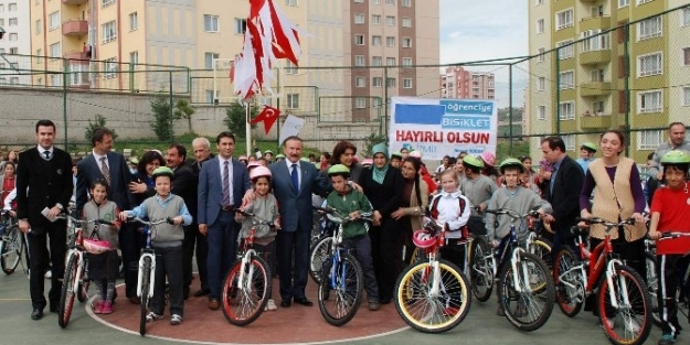 Öğrencilere Karne Hediyesi İzmit Belediyesi’nden