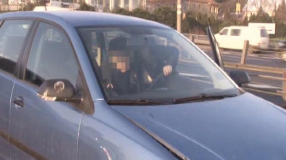 Kadın sürücü araba kullanırken öyle bir şey yaptı ki!