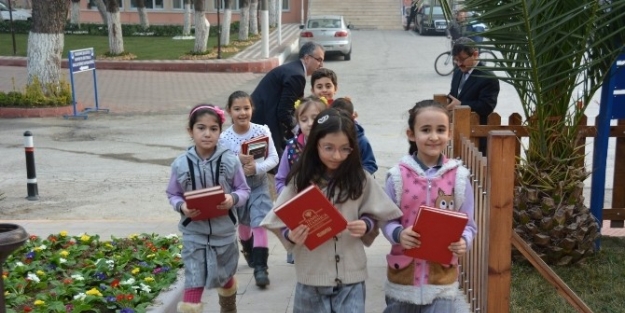 Köydeki Kardeşleri İçin Kitaplarını Bağışladılar