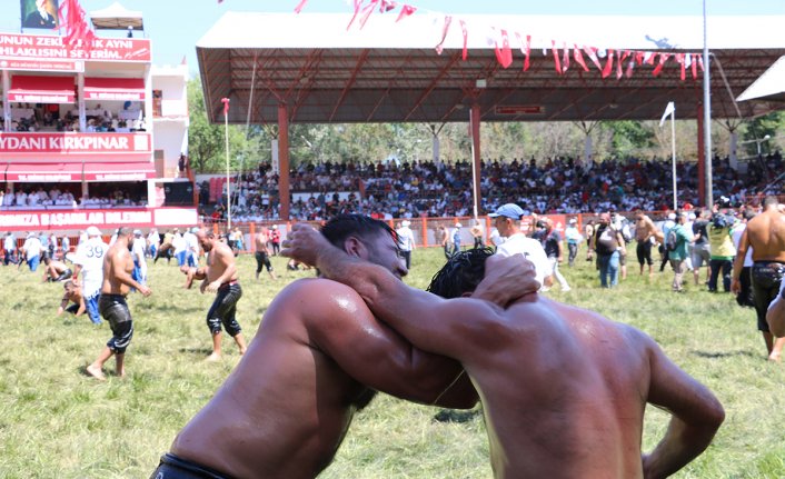 54 başpehlivan Er Meydanı'nda kol bağladı