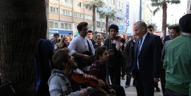 Başkan Zolan, Gençlerle Sokakta Sohbet Etti, Özçekim Yaptı