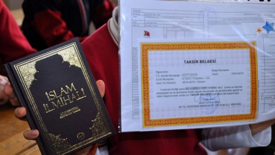 Başarılı öğrencilere karne hediyesi İslam ilmihali ve MP-3 çalar