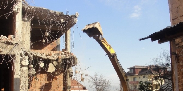 Kartepe’de Hasarlı Binalar Yıkılıyor