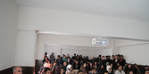 Ergani Myo Öğrencileri Fotoğraf Çekme Eğitimi Aldı