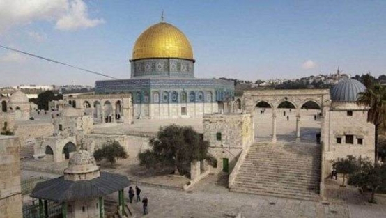 Kral'ı öven imamı dövdüler