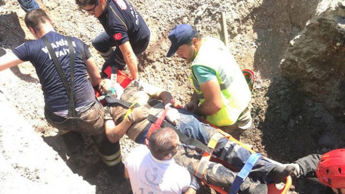 Mesai arkadaşları, göçükteki işçiye ulaşmak için elleriyle toprak kazdı