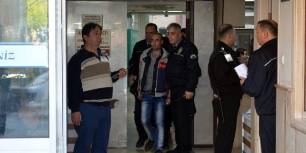 Kur'an-ı Kerim'i üzerine kolonya dökerek yaktılar!