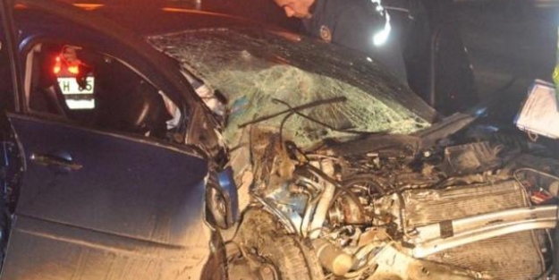 Feci kazada aracın önü yok oldu