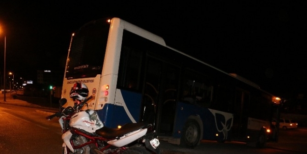 Polisten Kaçan Motosiklet Otobüse Çarpti: 2 Yaralı