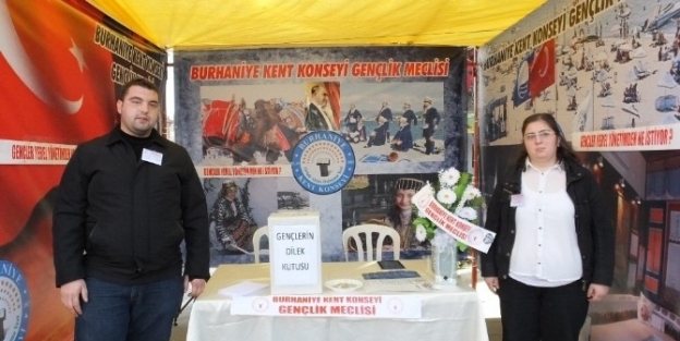 Burhaniye’ De Gençlik Standı