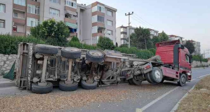 Bursa'da TIR devrildi, yol kapandı!