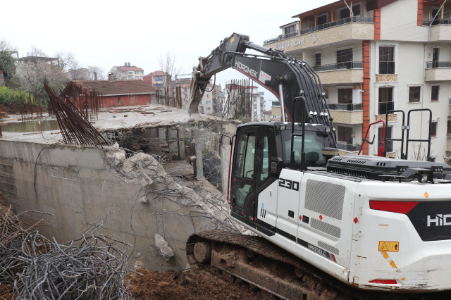 İnşaat kalfası şikayet etmişti! Yıkımına başlandı