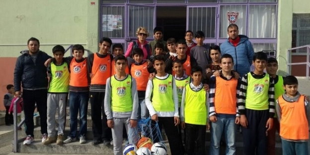 Yunusemre Belediyespor’dan Okullara Malzeme Yardımı