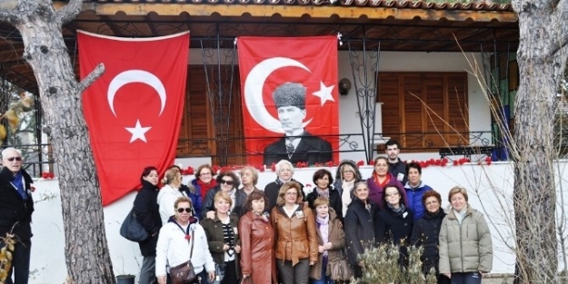 Gazeteci-yazar Uğur Mumcu Ayvalık’taki Evi Önünde Düzenlenen Törenle Anıldı