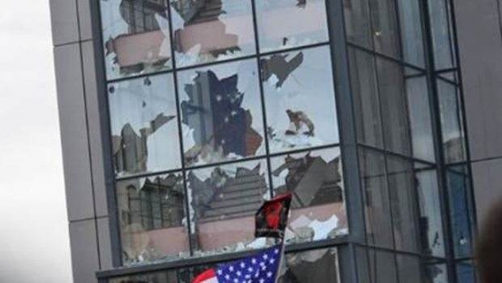 Başbakanlık binasına saldırdılar