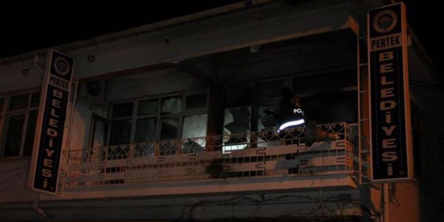 Belediye ve AK Parti binasına molotoflu saldırı