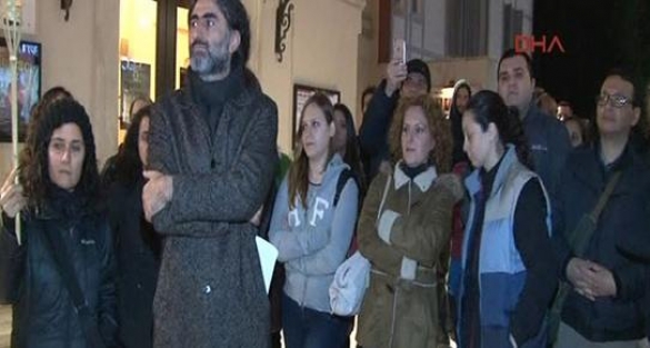 Oyunlar iptal olunca sanatçılar eylem yaptı