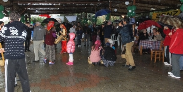 Yağmur altında şenlik