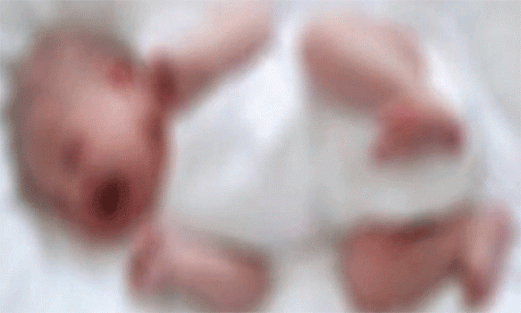 Bebeğini satarken yakalandı