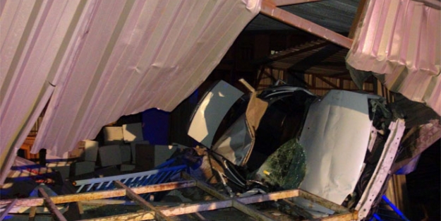 Kontrolden çıkan araç su deposuna uçtu