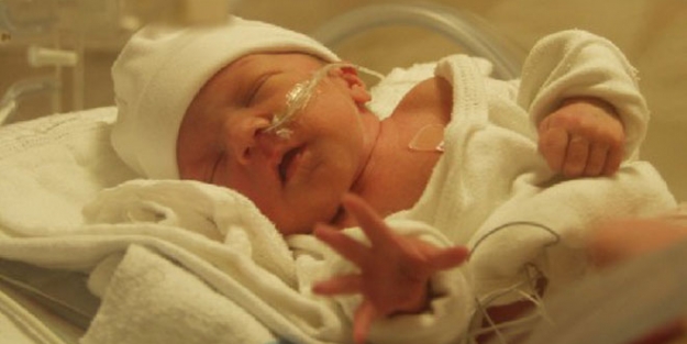 Yeni doğmuş bebeğini satmaya çalışırken yakalandı