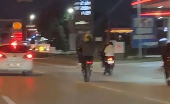 Bursa'da motosikletli gençlerin trafikteki tehlikeli hareketleri