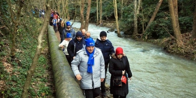 Başkan, Minik Yüzücülerle Yürüdü