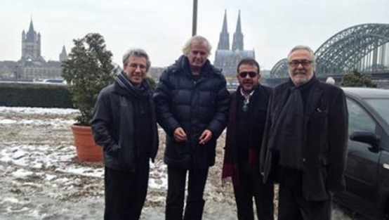 'Elimizde silahlarla sopalarla bekledik'