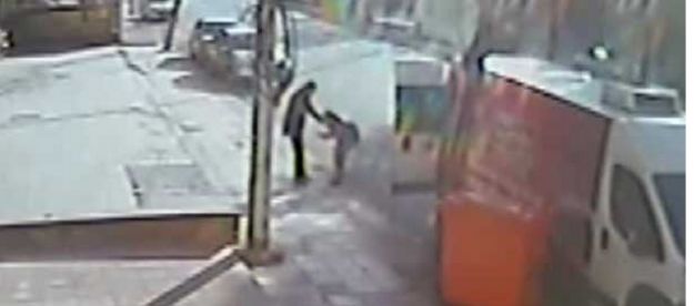 Karısının yanından geçen adamı bıçakladı