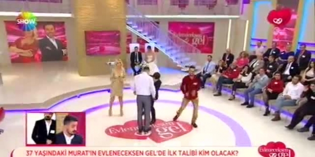 Canlı yayında damat adayının fermuarı açılınca...