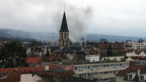 Irkçı lidere yangın şoku!