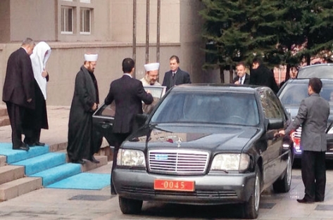 Diyanet İşleri Başkanı'nın makam aracı şaşıttı