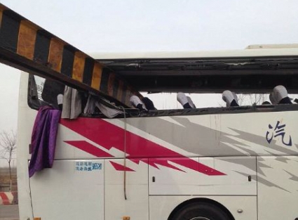 Otobüs tavanını jilet gibi kesti!