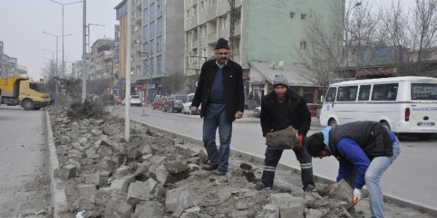 Iğdir Belediyesi’nden Kaldırım Çalişmasi