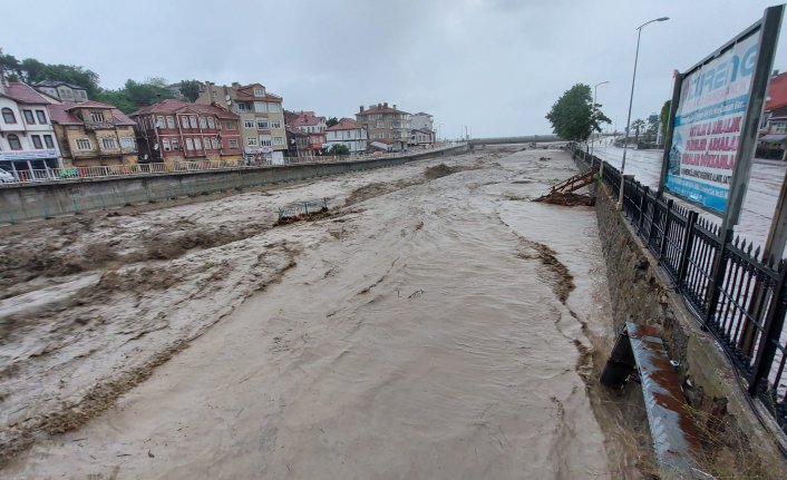 Kastamonu'da sel alarmı: İnebolu'da iki köprü çöktü, 'üst katlara çıkın' uyarısı!