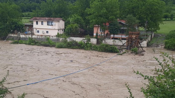 Bartın'da dereler taştı, 6 ev için tahliye kararı verildi