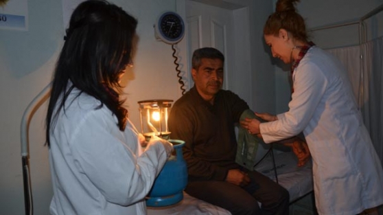 Hastanede 6 gündür elektriksiz çalışıyorlar