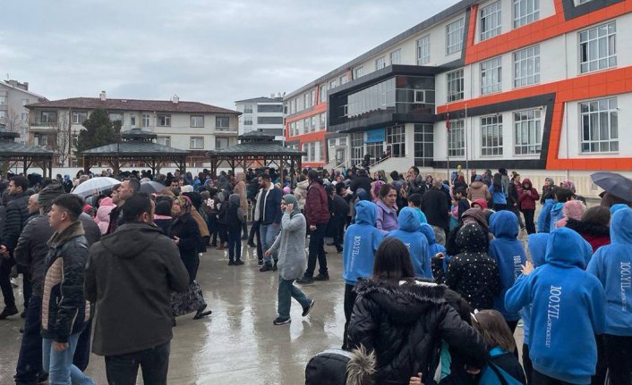 Bolu'da deprem nedeniyle eğitim öğretime 1 gün ara verildi