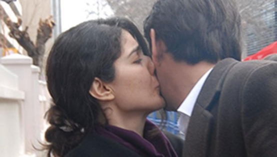 Eşiyle birlikte gelerek teslim oldu