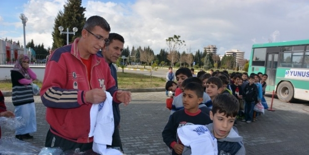 Yunusemre Belediyesi’nden Geleceğin Yüzücülerine Malzeme Yardımı