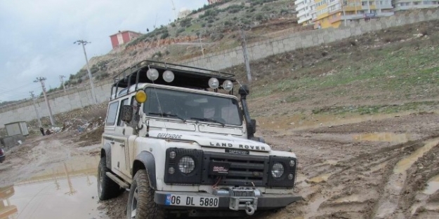 Baski’nin İyi Kapatmadığı Çukur Adeta Araçları Yuttu