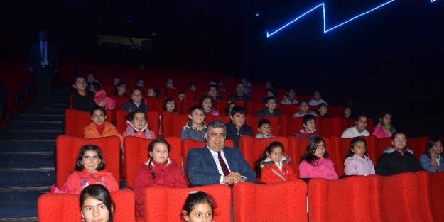 Başkan Özgüven Öğrencilerle Sinemada Film İzledi