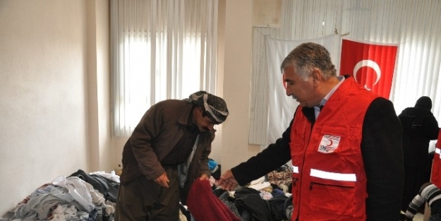 Türk Kızılayı Silopi’deki Ezidilere Yardım Dağıttı