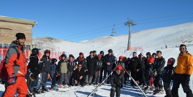 Kaymakam Amca Miniklere Kayak Yaptırıyor