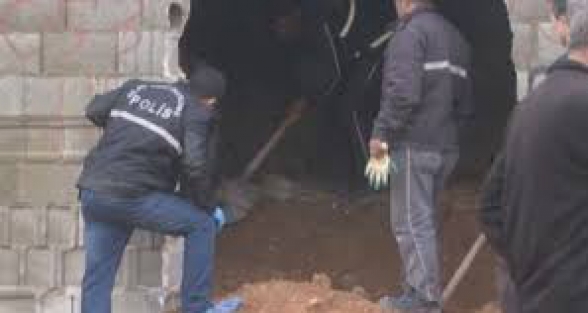 Öldürdüğü adamı oturduğu evin zeminine gömmüş!